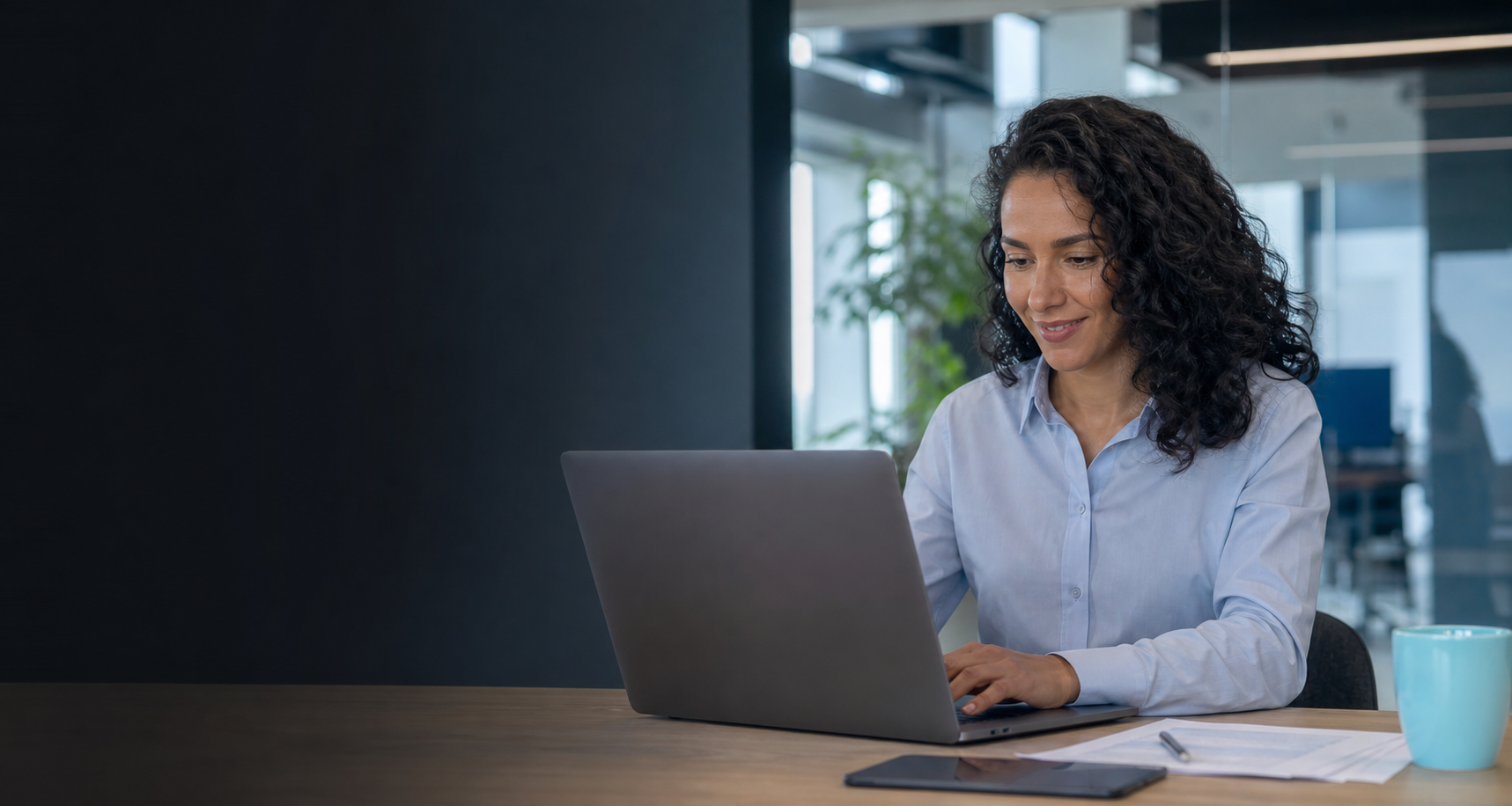 Profissional utilizando notebook corporativo